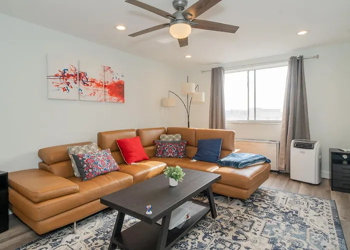 Just Renovated 3 Br/2Bath/ Parking+ Downtown View