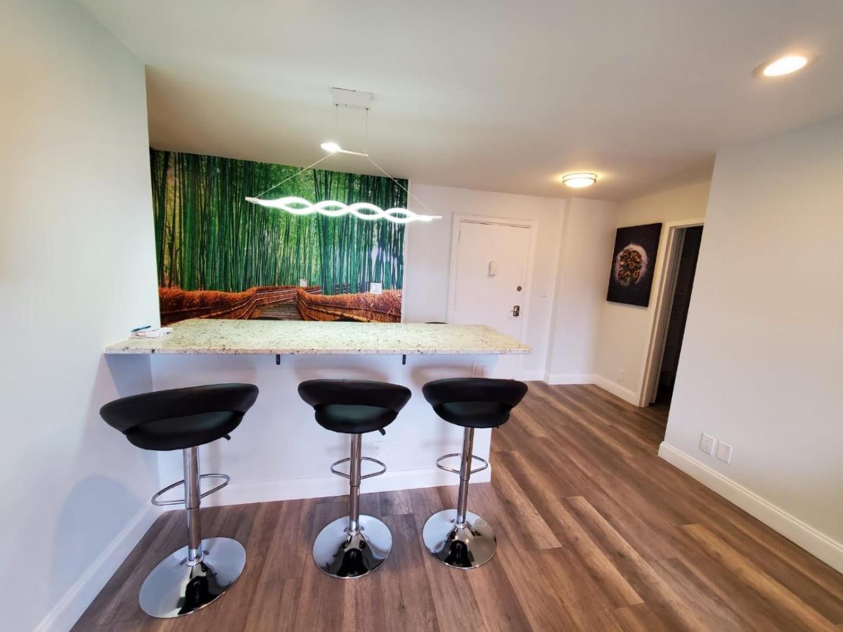 Just Renovated 3 Br/2bath/ Parking+ Downtown View Apartment *