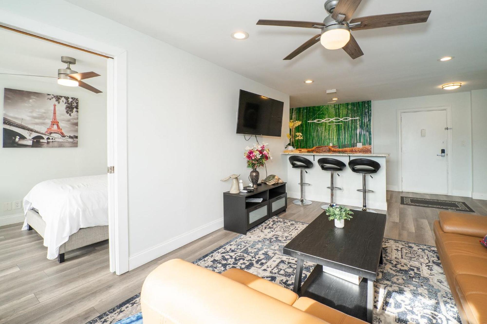 Just Renovated 3 Br/2bath/ Parking+ Downtown View Apartment *