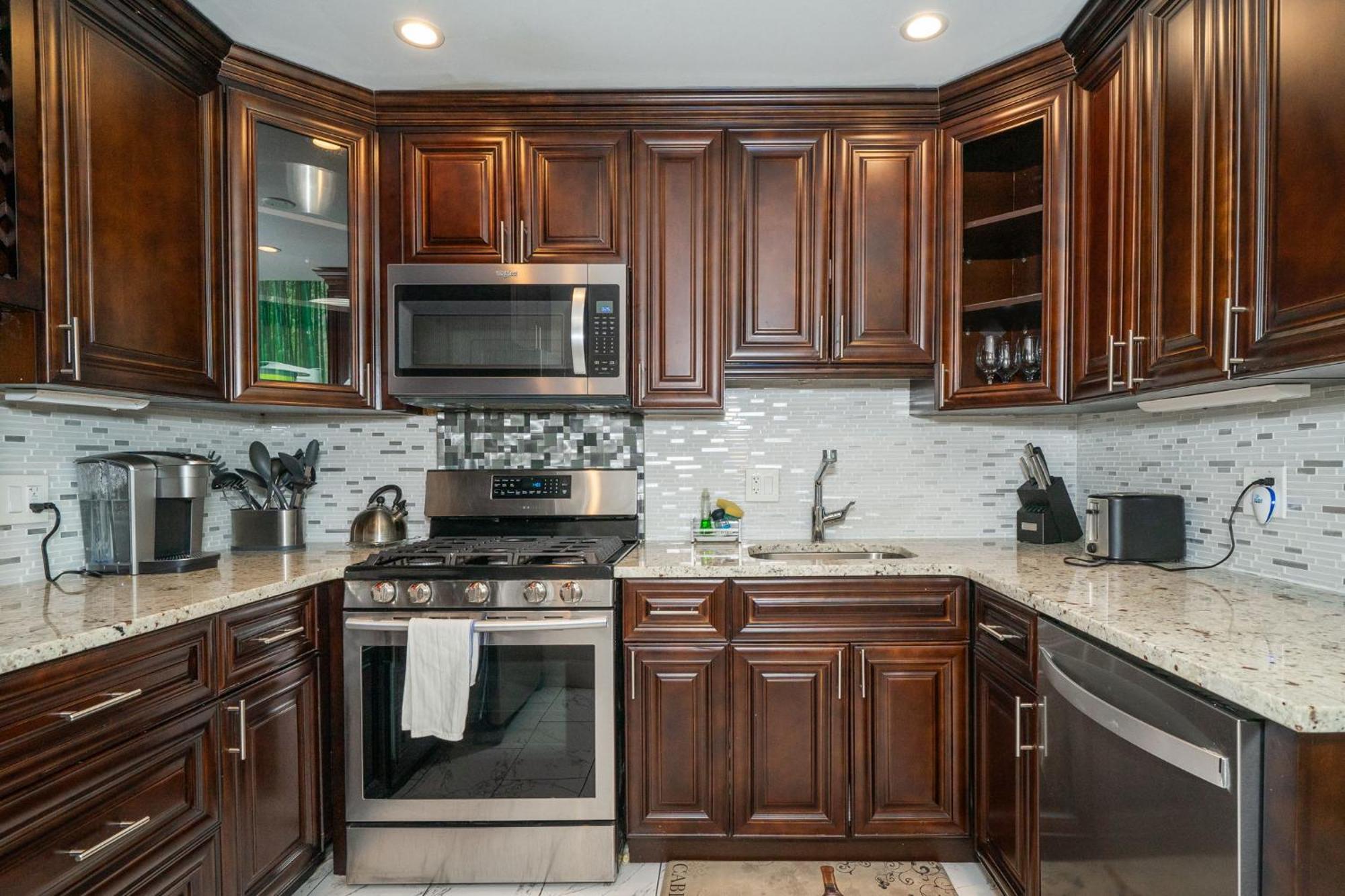 Just Renovated 3 Br/2bath/ Parking+ Downtown View Apartment *