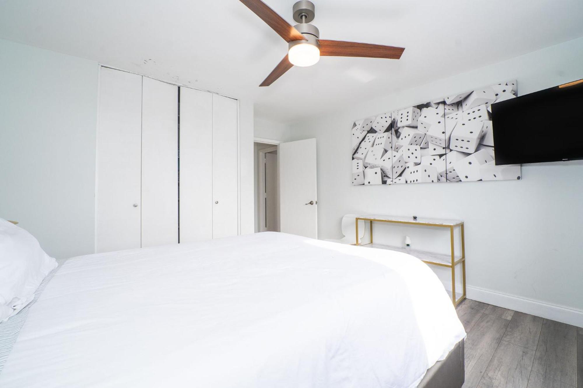 Apartment Just Renovated 3 Br/2bath/ Parking+ Downtown View *
