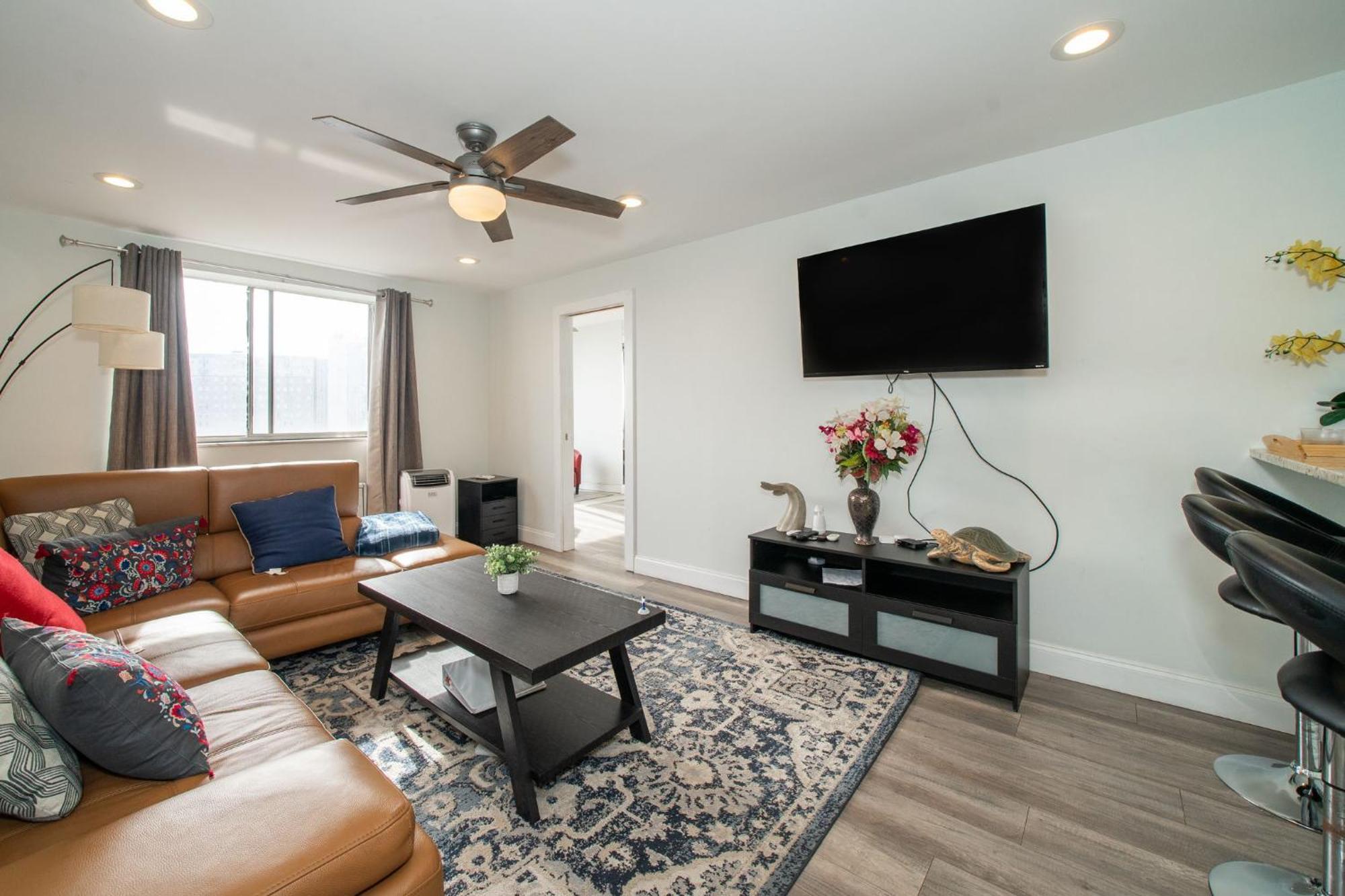 Just Renovated 3 Br/2bath/ Parking+ Downtown View