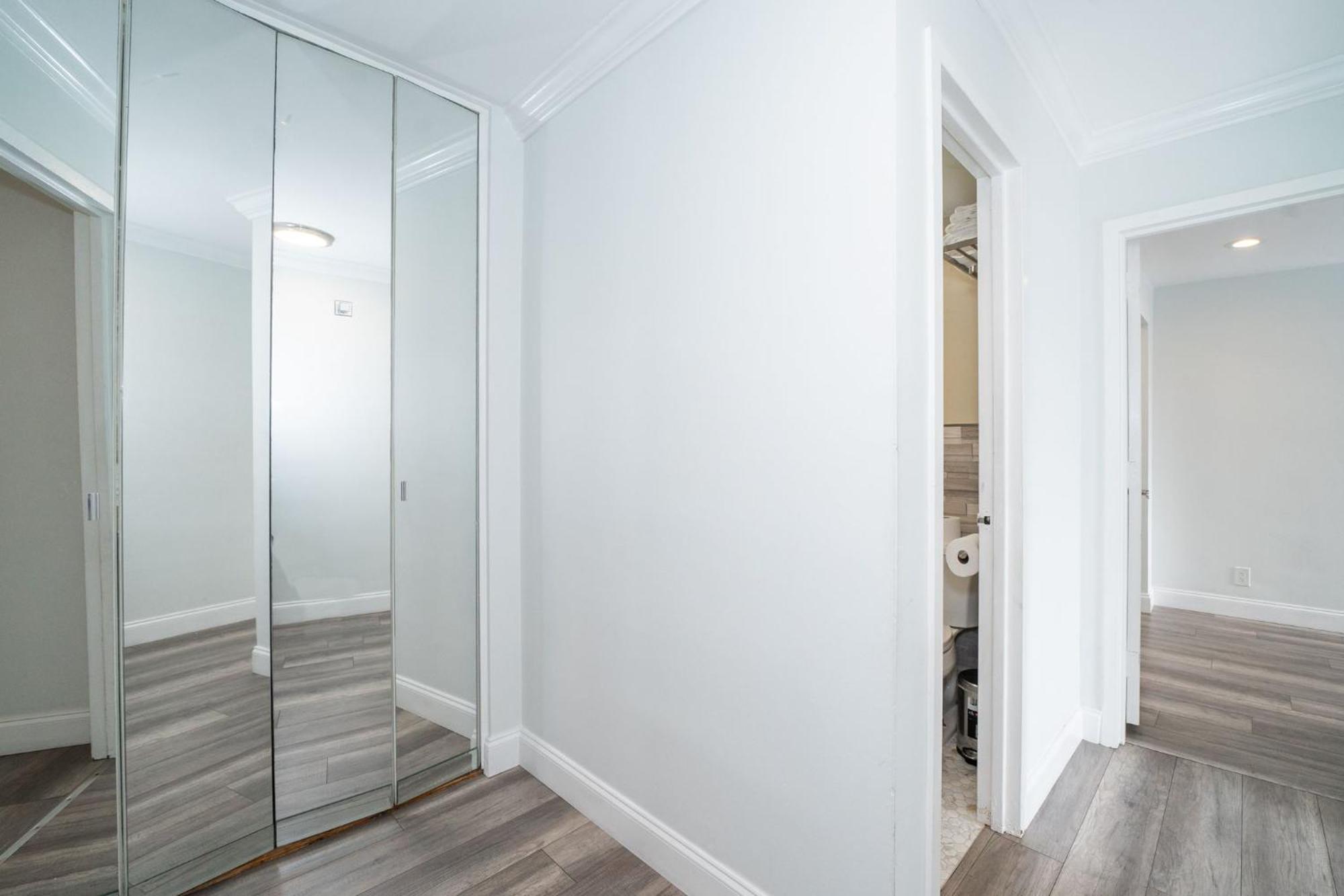 Just Renovated 3 Br/2bath/ Parking+ Downtown View Apartment *